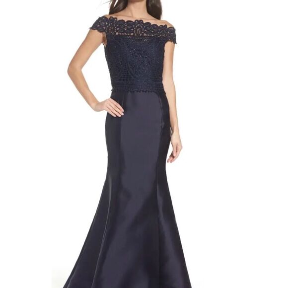 La FEMME Lace & Twill Mermaid Prom Gown
Navy Sz 8  NEW Retail $438 Pageant Party - Picture 5 of 16